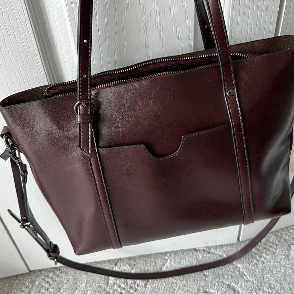 Bostanten bag with two inside zipper pockets and two open pockets.